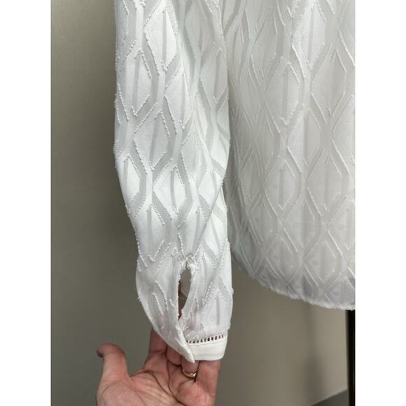 Chico's Size 00/XS White Sheer Long Sleeve Blouse V Neck Texture Classic Beach - Picture 9 of 16